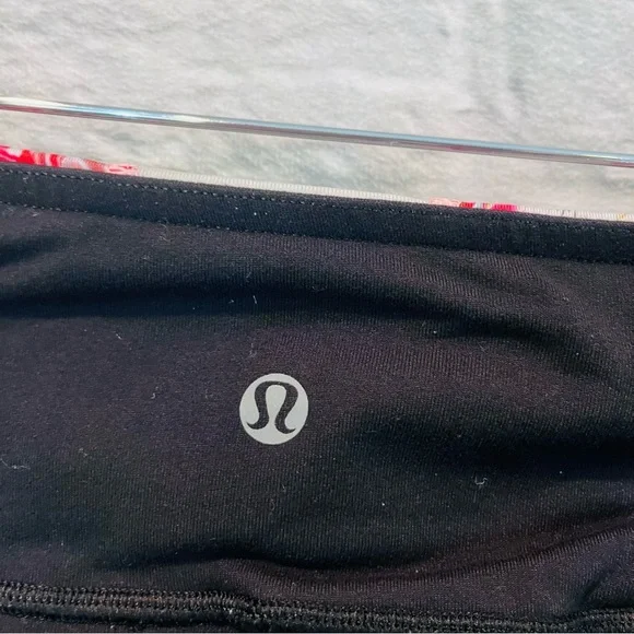 Lululemon Sz 4 Boogie Short Full-On Luon Black / Su14 Quilt 14 Floral Reversible - Picture 13 of 13